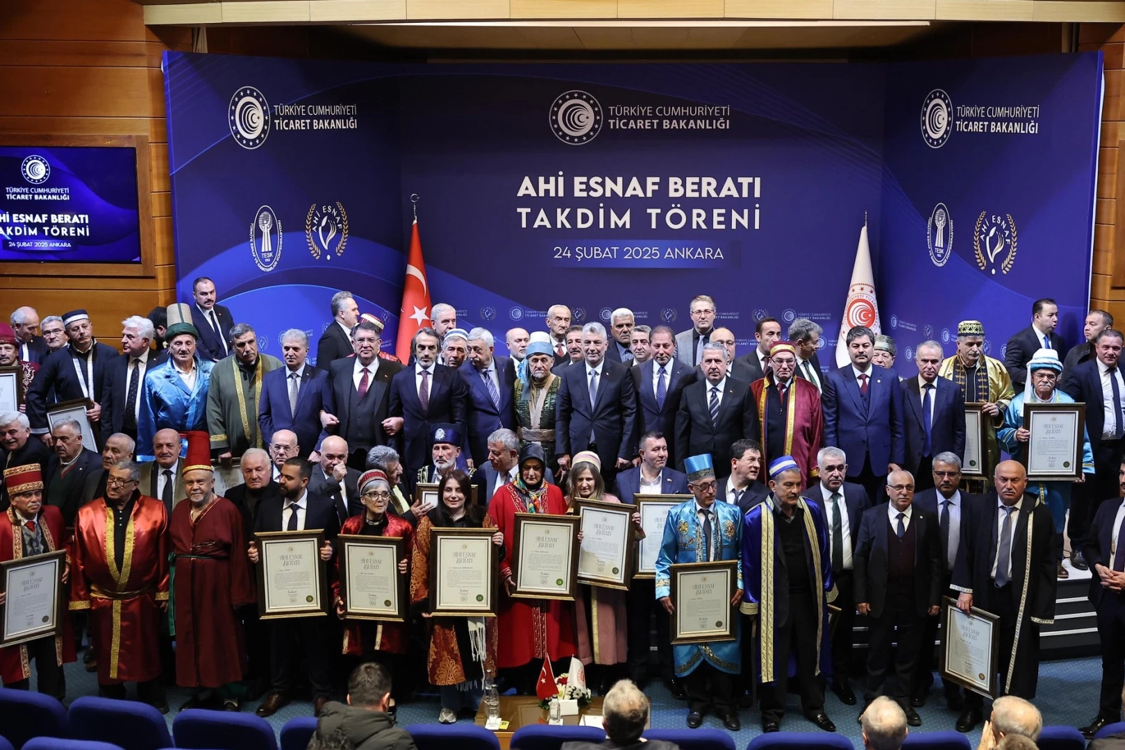 Ahi esnaflara beratlar Bakan Bolat